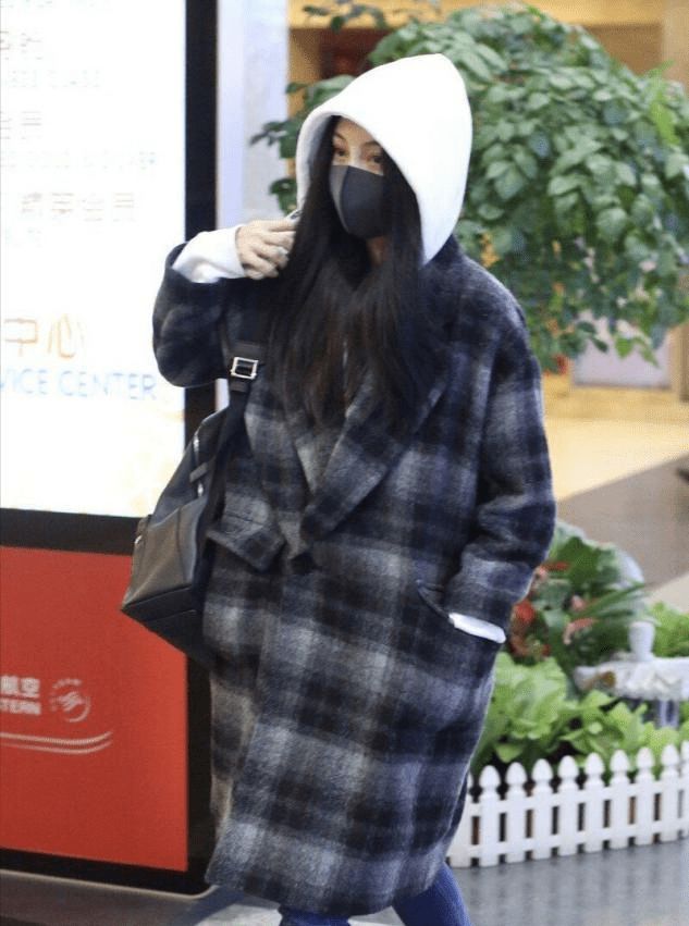 黑色|姚笛终于时髦一次，穿格纹大衣搭连帽卫衣优雅减龄，气质惊艳