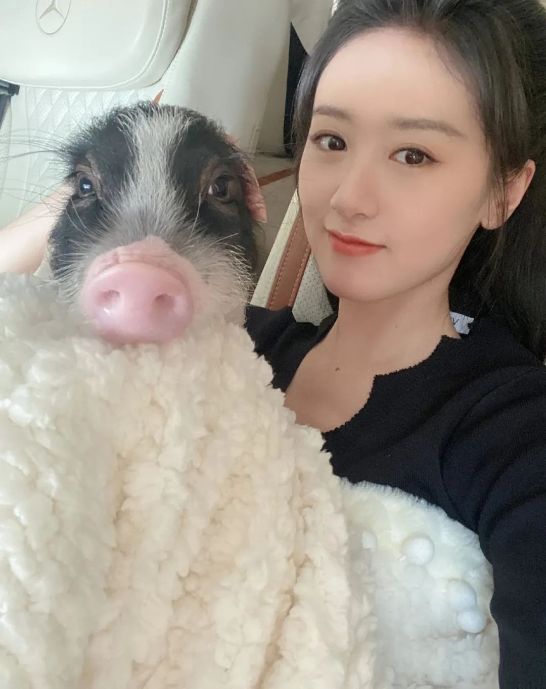 没事儿了就和猪猪来个亲密自拍.
