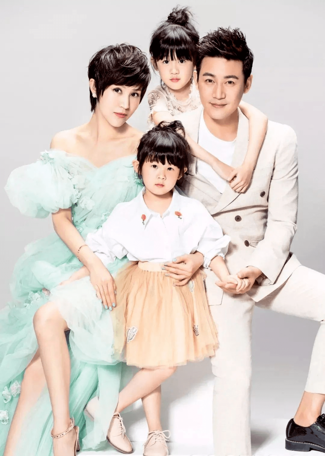 鲍蕾|陆毅带娇妻鲍蕾亮相活动，穿毛绒绒外套搭配修身连衣裙，性感魅力