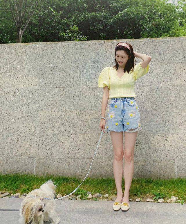 美得|江疏影美得真优雅，印花衬衫搭配短裤，素颜出镜真有气质