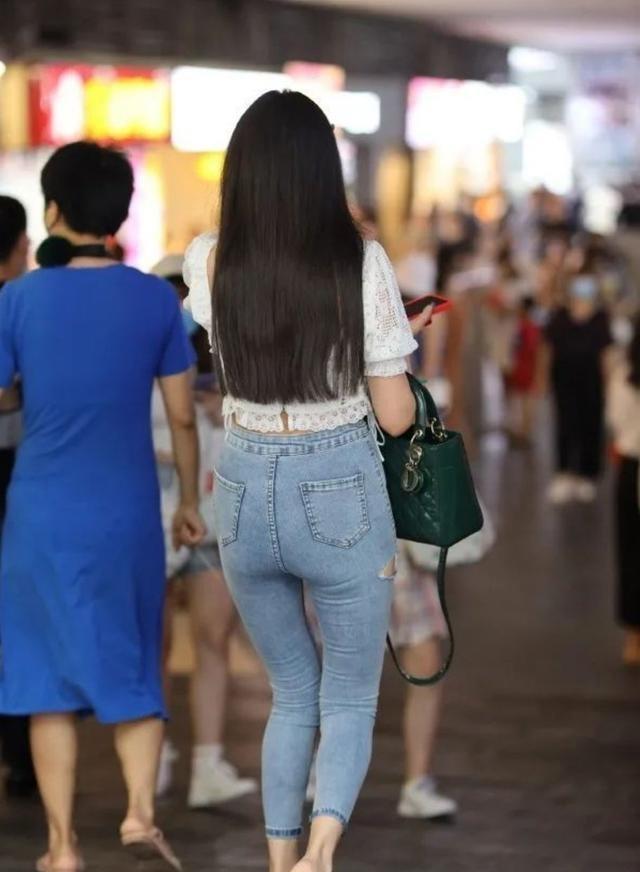 身材|被称之为“美女”的姑娘，不仅看上去顺眼，而且喜欢穿打底裤