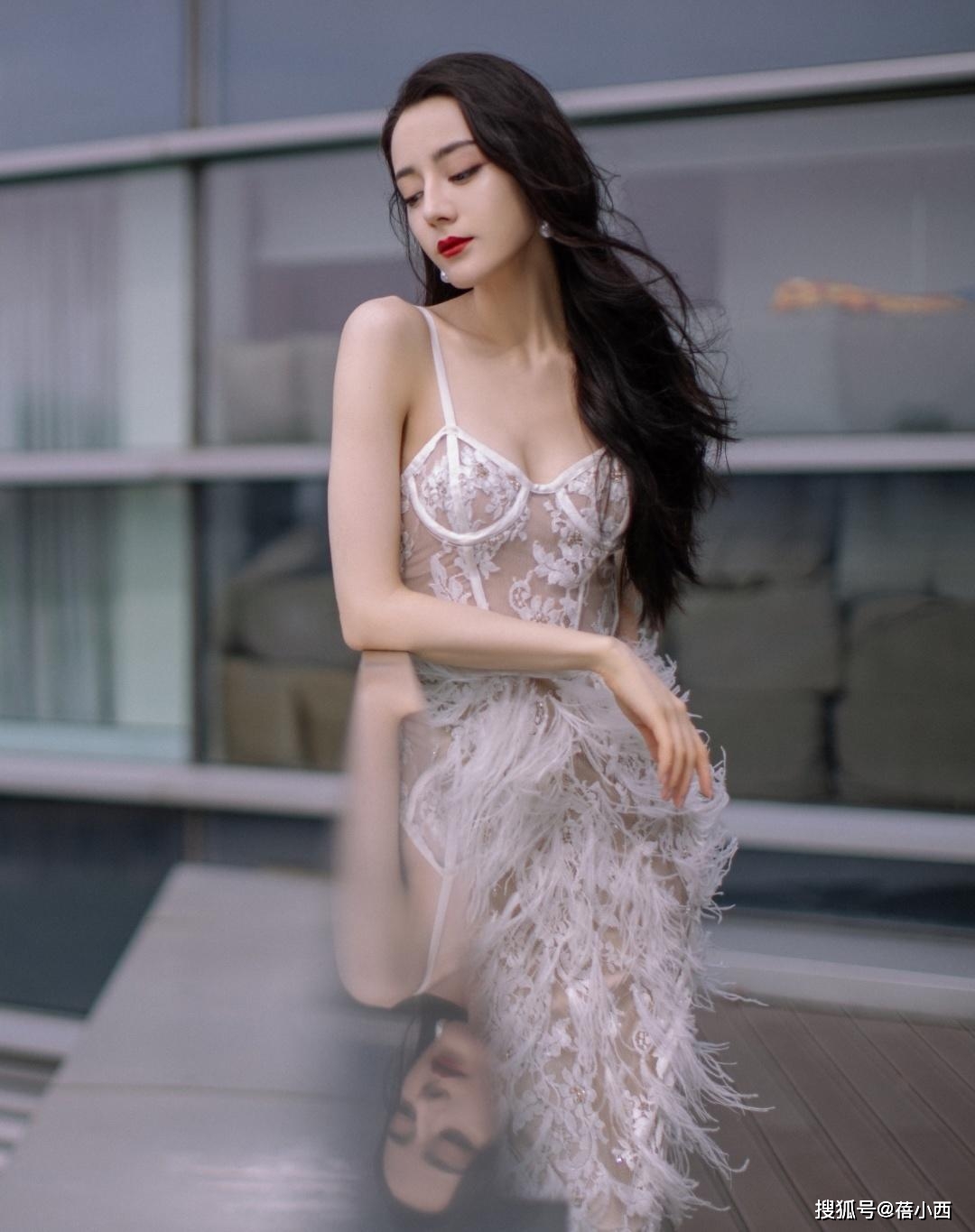 黑色|迪丽热巴才是“人间尤物”，168高穿吊带羽毛裙，玉女身材太抢镜