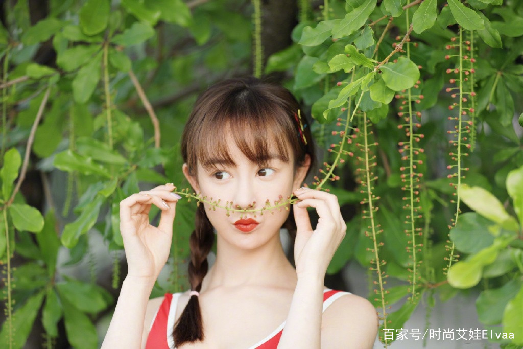 显得|张檬穿这身泳衣真抢眼，“老汉背心”款全身零赘肉，双马尾辫抢戏