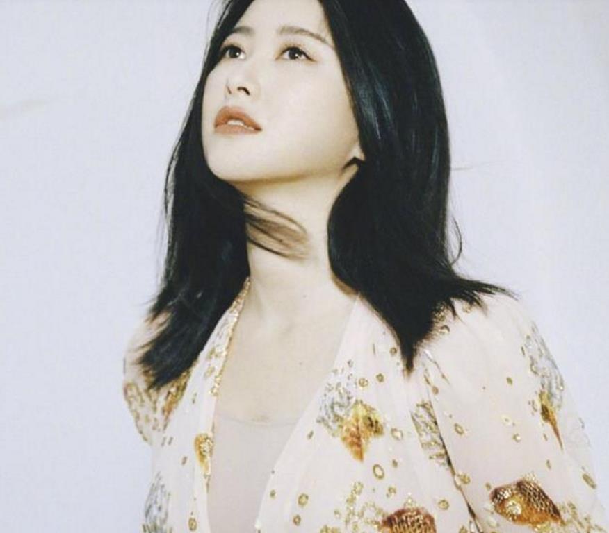 朱珠|朱珠晒出自己的怀孕照，连衣长裙气质感爆棚，越来越有女人味