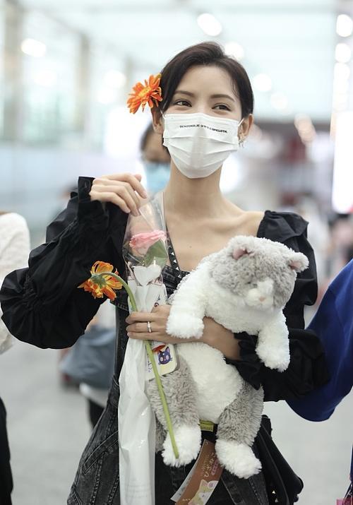 黑色|张予曦也太美了吧,明明是日常的服装,却让她的大长腿衬成了礼服