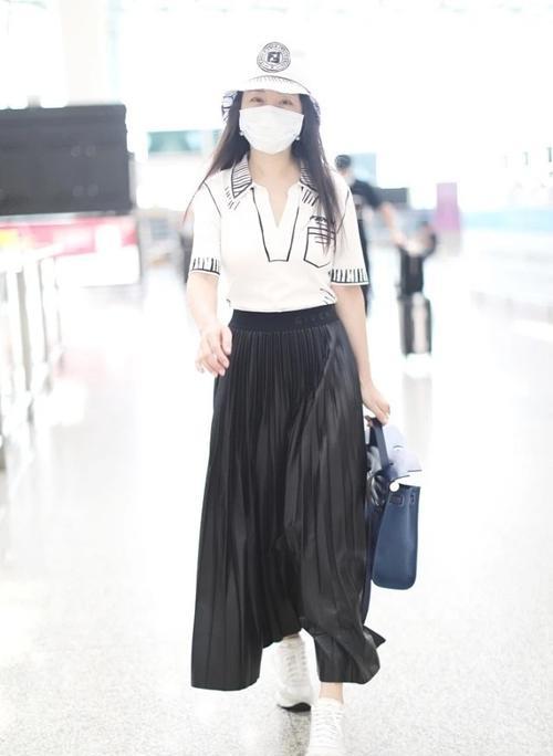 材质|杨钰莹气质太好了，穿“半透明”衬衫裙优雅活力，这状态哪像50岁