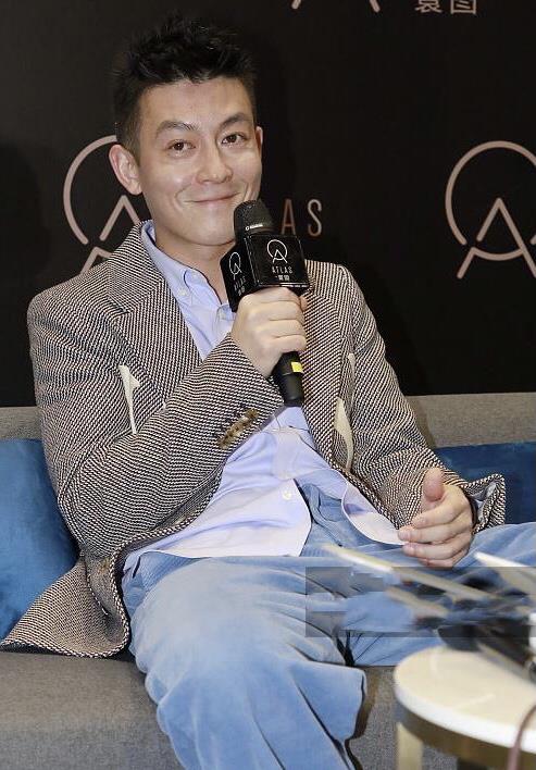 形式|陈冠希确实老了！穿印花西装配直筒裤参加活动，皱纹丛生苍老难认