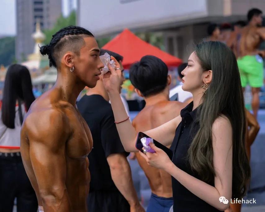 训练|国产27岁巨无霸撩走00后长腿小女友，网友：野兽与美女