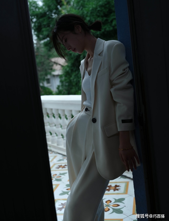 套装|周雨彤时尚感深得人心！穿超A套装不忘秀身材，打扮时髦又性感