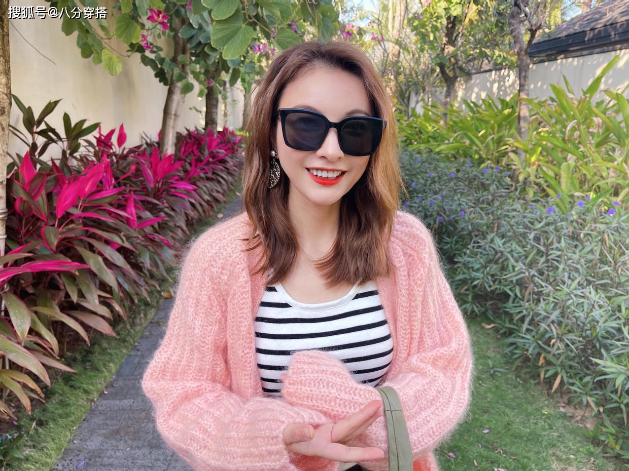 条纹|吴昕太会“扮嫩”，条纹背心搭配粉色针织开衫温柔甜美，减龄俏皮