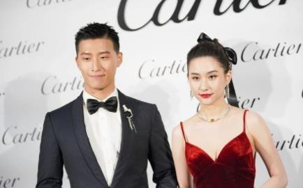 一身|何超莲和男友现身活动，一身首饰珠光宝气，凸显出富家女的气质
