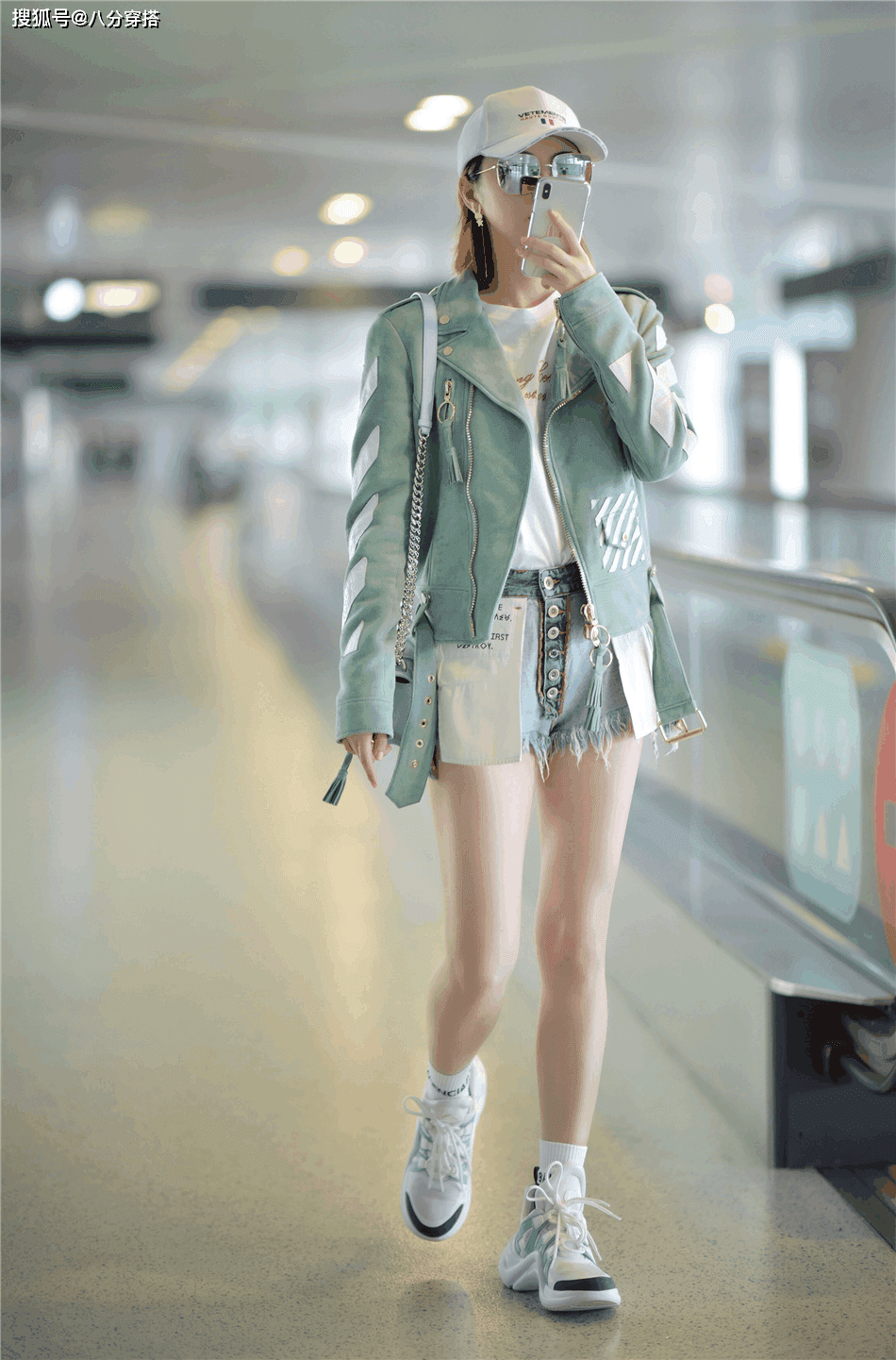 景甜|景甜翻红后打扮更嫩,针织衫配半身裙甜美娇俏,比“司藤”还惊艳