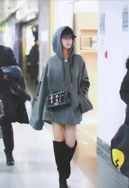 卫衣|杨紫私服比礼服造型更减龄,灰色卫衣配阔腿裤休闲舒适,青春靓丽