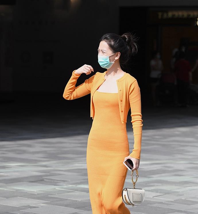 样式|雷同和撞衫都有违时尚,这些美女,把一样的明黄色穿出个个不同