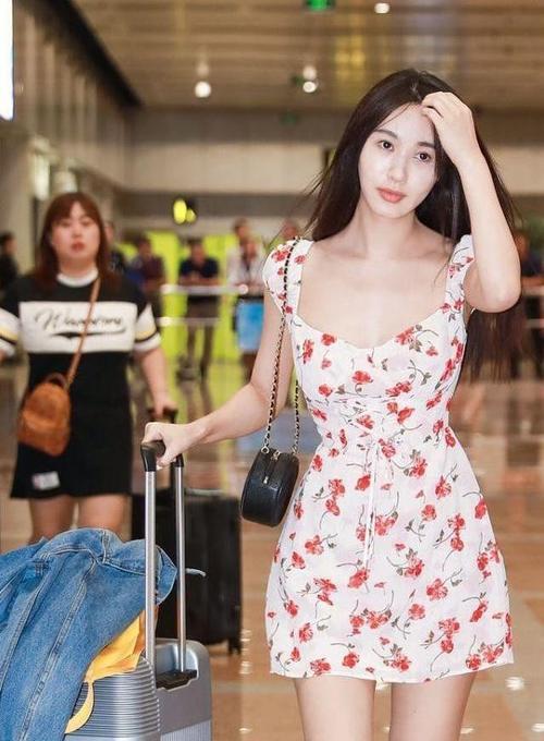 身材|33岁李菲儿依旧魅力十足，穿印花连衣裙秀身材，看着让人移不开眼