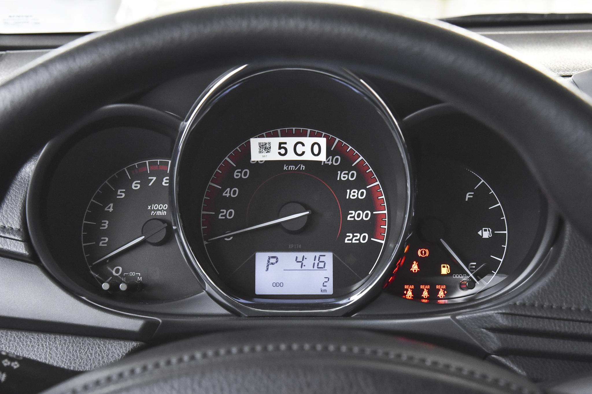 左侧是转速,中间是时速,右边是油量和警示灯,总的来说,威驰的仪表盘