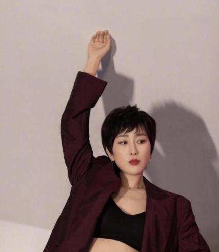 米色|马苏的气质真高雅，一袭米色深V连衣裙现身，完美彰显成熟女人味