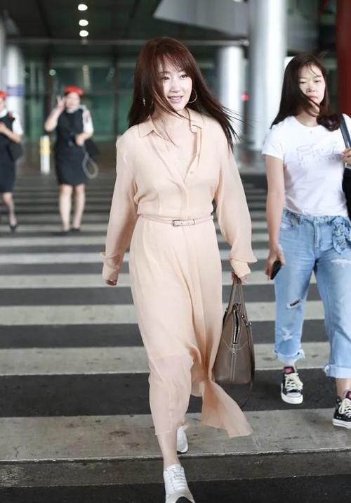 材质|杨钰莹气质太好了，穿“半透明”衬衫裙优雅活力，这状态哪像50岁