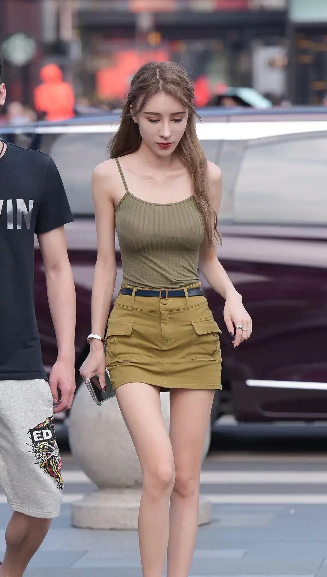 网络|军绿色吊带衫搭配半身裙，清凉又时尚，轻松打造“纯欲风”