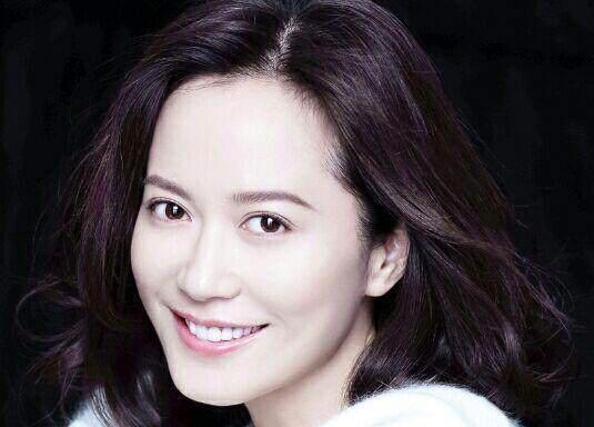 发型|43岁刘涛状态真好！戴荷叶边发箍像20多岁小姑娘，甜美又可爱