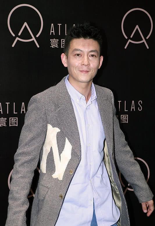 形式|陈冠希确实老了！穿印花西装配直筒裤参加活动，皱纹丛生苍老难认