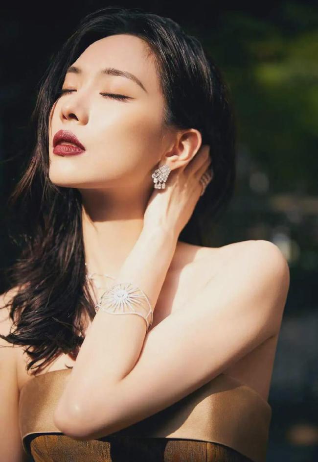 美人|纯欲风out!今年流行撩到爆的“蛇系长相”,长得凶的进来学!