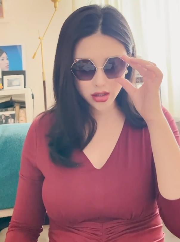 魅力|孕晚期的朱珠仍扛住了直播镜头，穿紧身裙曲线明显，真有女人味
