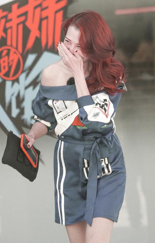 蔡少芬|蔡少芬换个发色美翻了，红色长发配斜肩连衣艳优雅温柔，妩媚动人