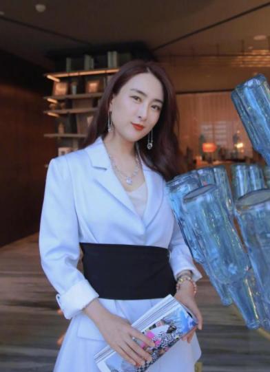 米色|马苏的气质真高雅，一袭米色深V连衣裙现身，完美彰显成熟女人味