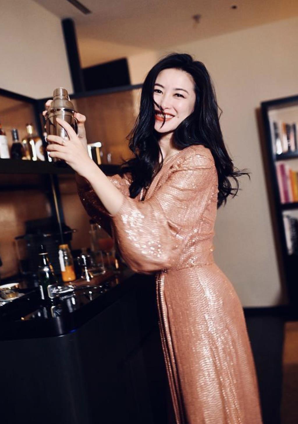 一身|朱珠婚前放得开，穿一身“亮片睡袍”风情万种，身材连女生都羡慕