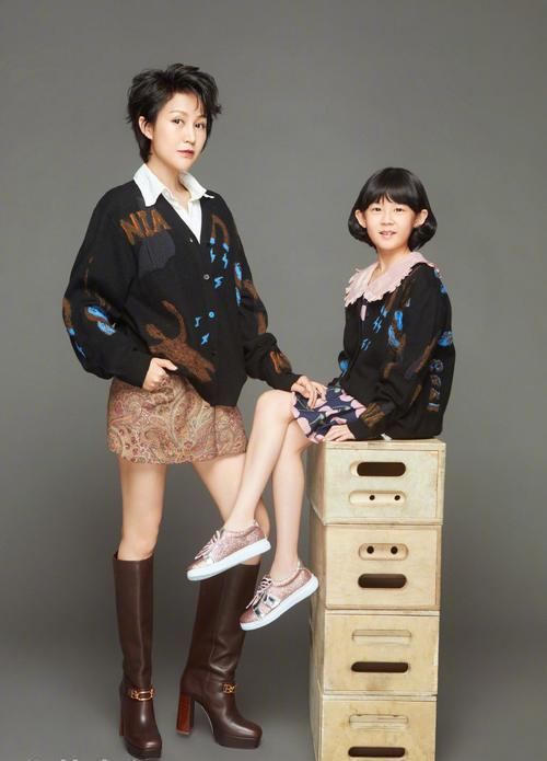 黑色|鲍蕾带俩女拍写真,母女仨筷子腿抢镜,12岁贝儿身高快赶上妈妈