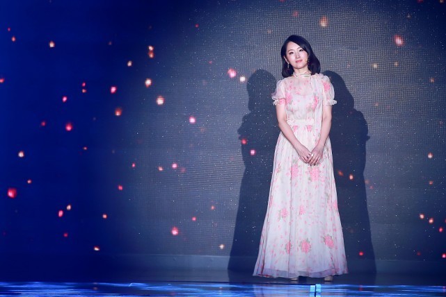 颜色|杨钰莹50岁了还那么精致，穿着印花长裙，看起来还像个小女孩一样