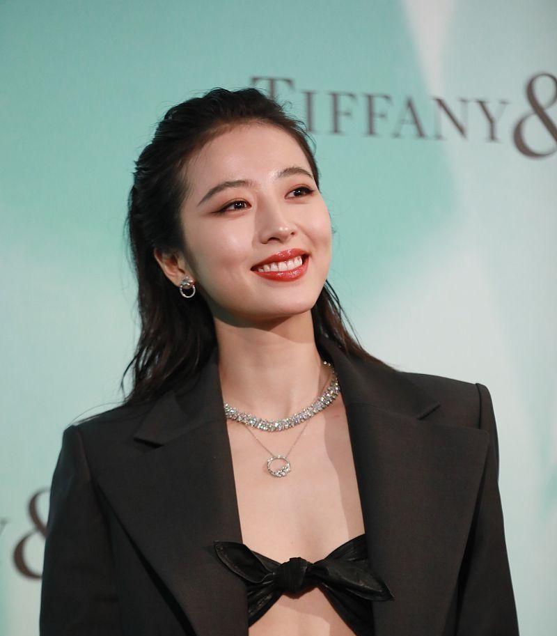 设计|周雨彤的个性时尚太惹眼，上身绑着三个扣子，感觉更有潮流感