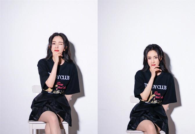 展真|杨幂遛弯看展真悠闲,穿无袖反手大花臂抢镜,见自己海报俏皮合拍