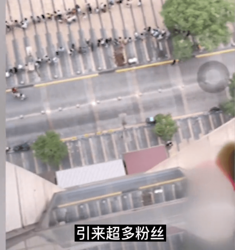 卡里|王俊凯父母奶茶店闭店，粉丝排长队太夸张，路人以为排队打疫苗