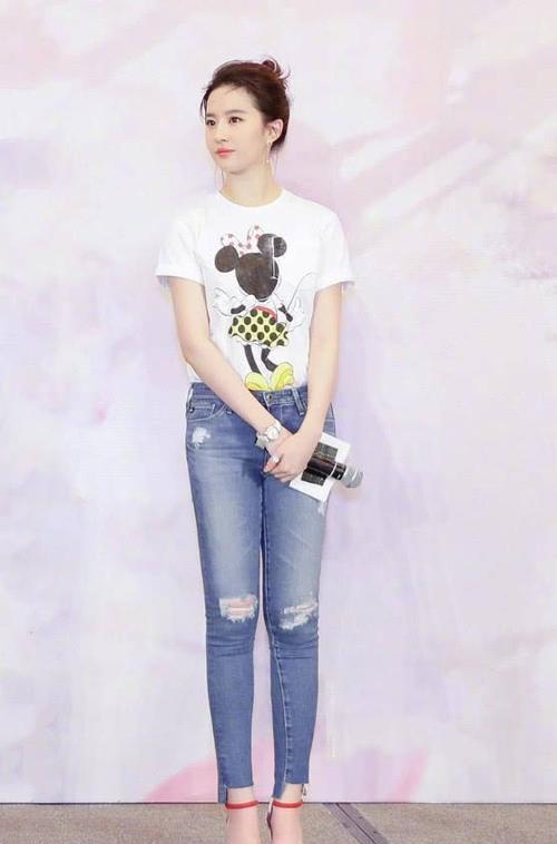 厚底|金巧巧的时尚真让人难懂，穿破洞裤配双恨天高