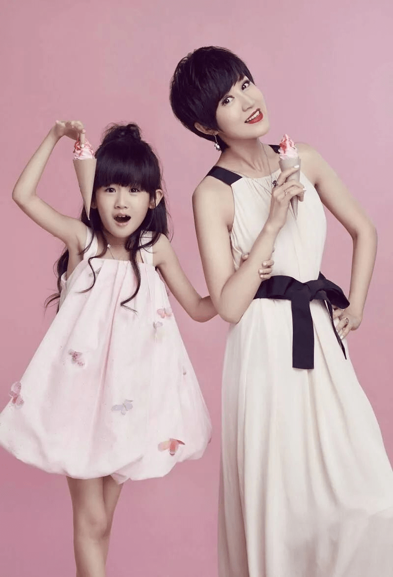 鲍蕾|陆毅带娇妻鲍蕾亮相活动，穿毛绒绒外套搭配修身连衣裙，性感魅力