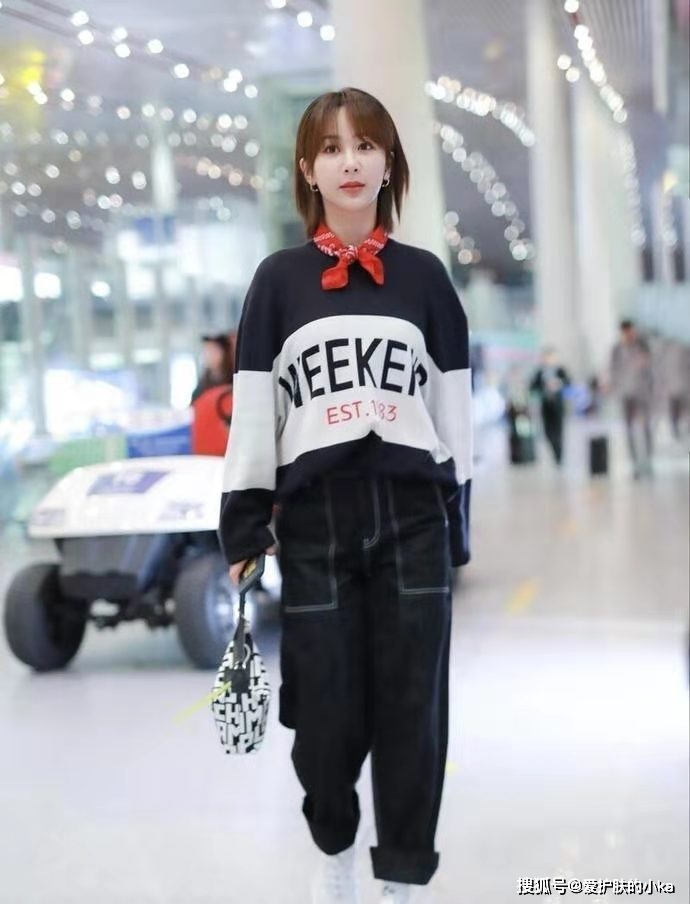 卫衣绑|杨紫穿个卫衣绑个领巾还像“小女孩”，干净清纯，一点看不出29了