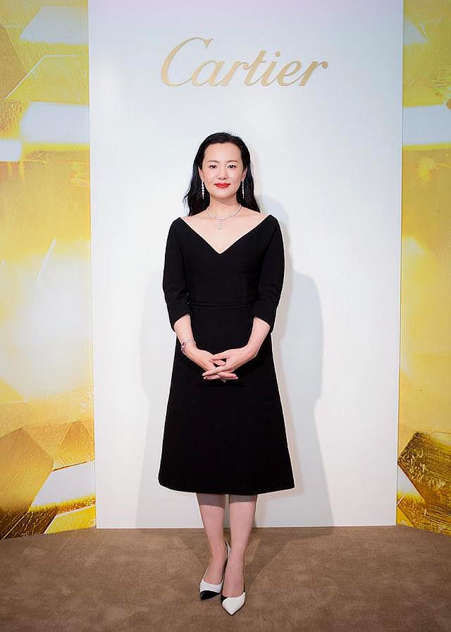 美貌|影后咏梅真会省，“一衣三穿”不仅靠美貌气质，论搭配的重要性