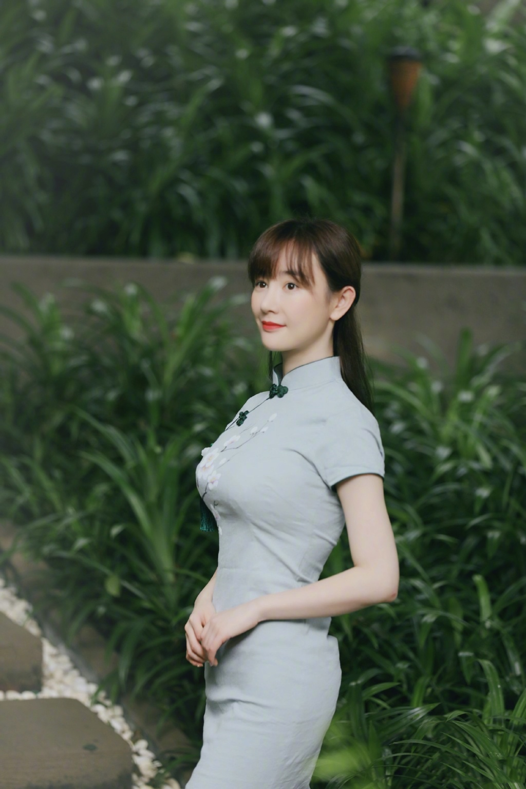 身材|张檬真是“人间白馒头”！穿旗袍秀“多肉”身材，凹凸感太不真实