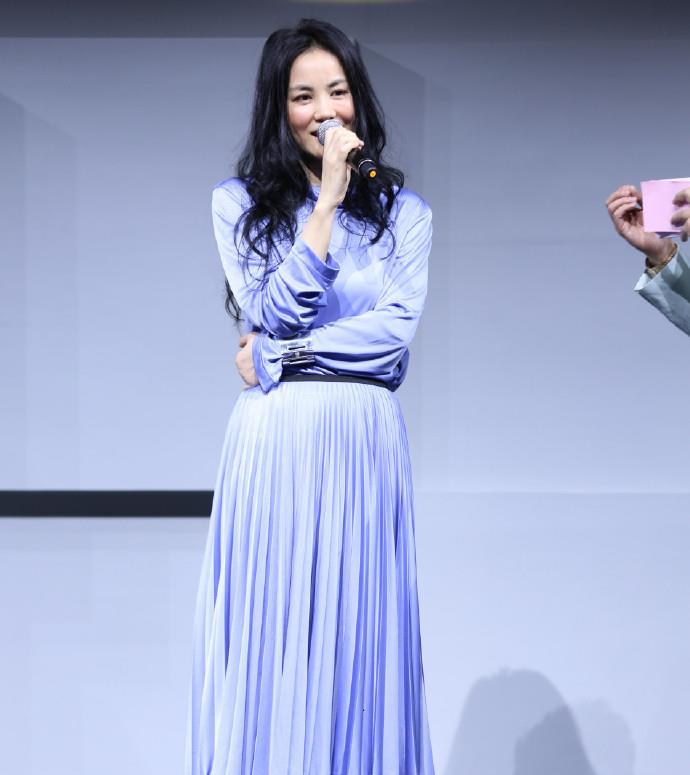 王菲扮|“天后”王菲扮少女不输小花们,穿百褶裙长度过膝,时尚感不俗