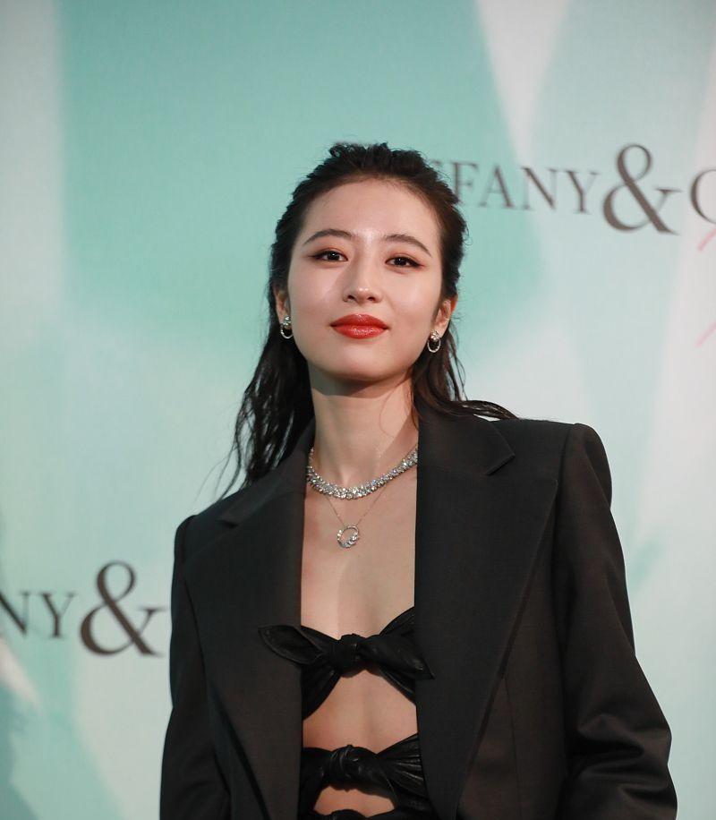 设计|周雨彤的个性时尚太惹眼，上身绑着三个扣子，感觉更有潮流感