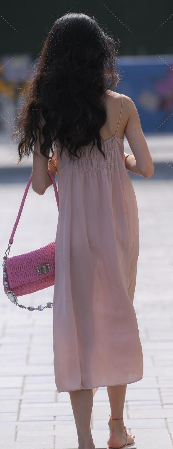 下半身|年轻时尚的连衣裙充满了美丽的曲线,展现了女人的美丽和活力