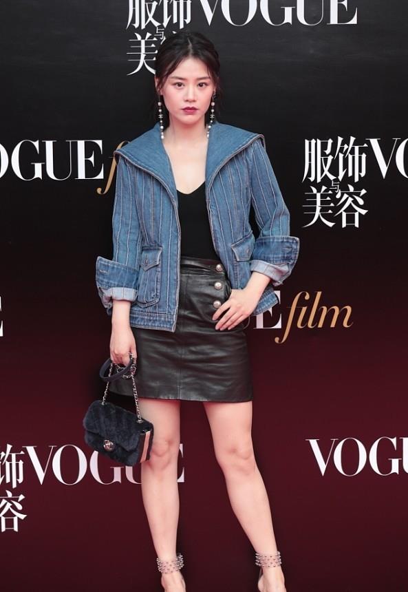 服装|马思纯的长相真挺“纯”，一身牛仔外套好时尚，帅气与女人味并存