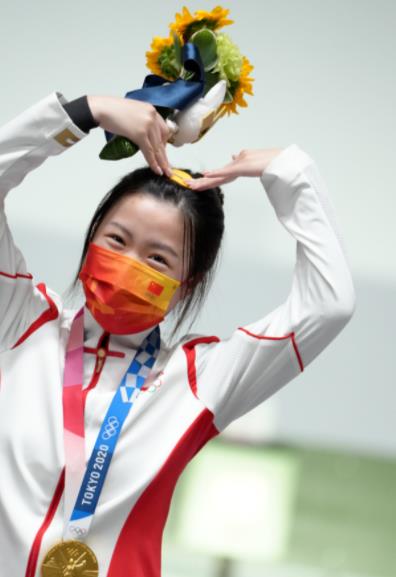 包脸|杨倩夺下奥运双金走红,她涂珍珠美甲戴黄发卡亮相,模样太可爱了