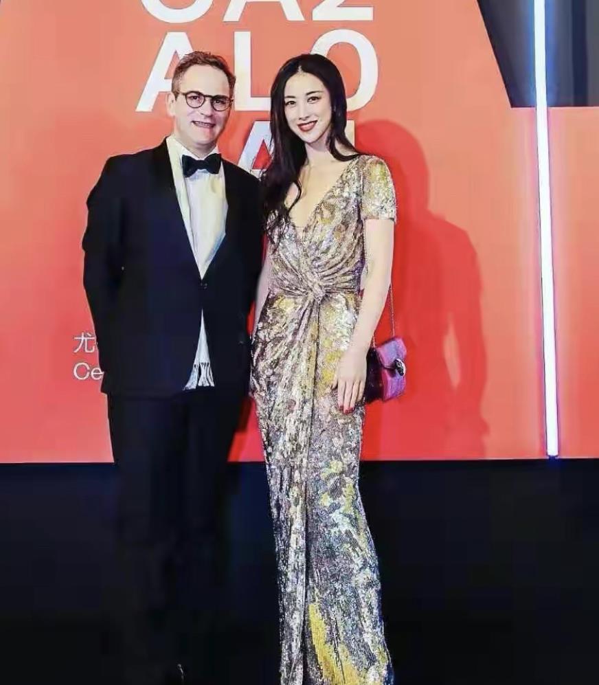 一身|朱珠婚前放得开，穿一身“亮片睡袍”风情万种，身材连女生都羡慕