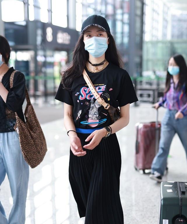 韩雪|韩雪的时尚感是真不错,穿印花T恤搭百褶裙,美如少女模样!