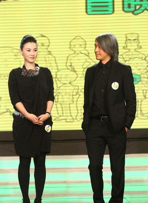 黑色|周星驰变化是真的大，和张柏芝再度同台，两人的颜值气质都不同了
