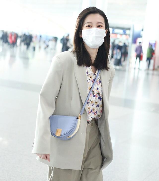 乔欣|乔欣的衣品越来越高了，一件碎花衬衫时尚典雅，气质堪称绝了