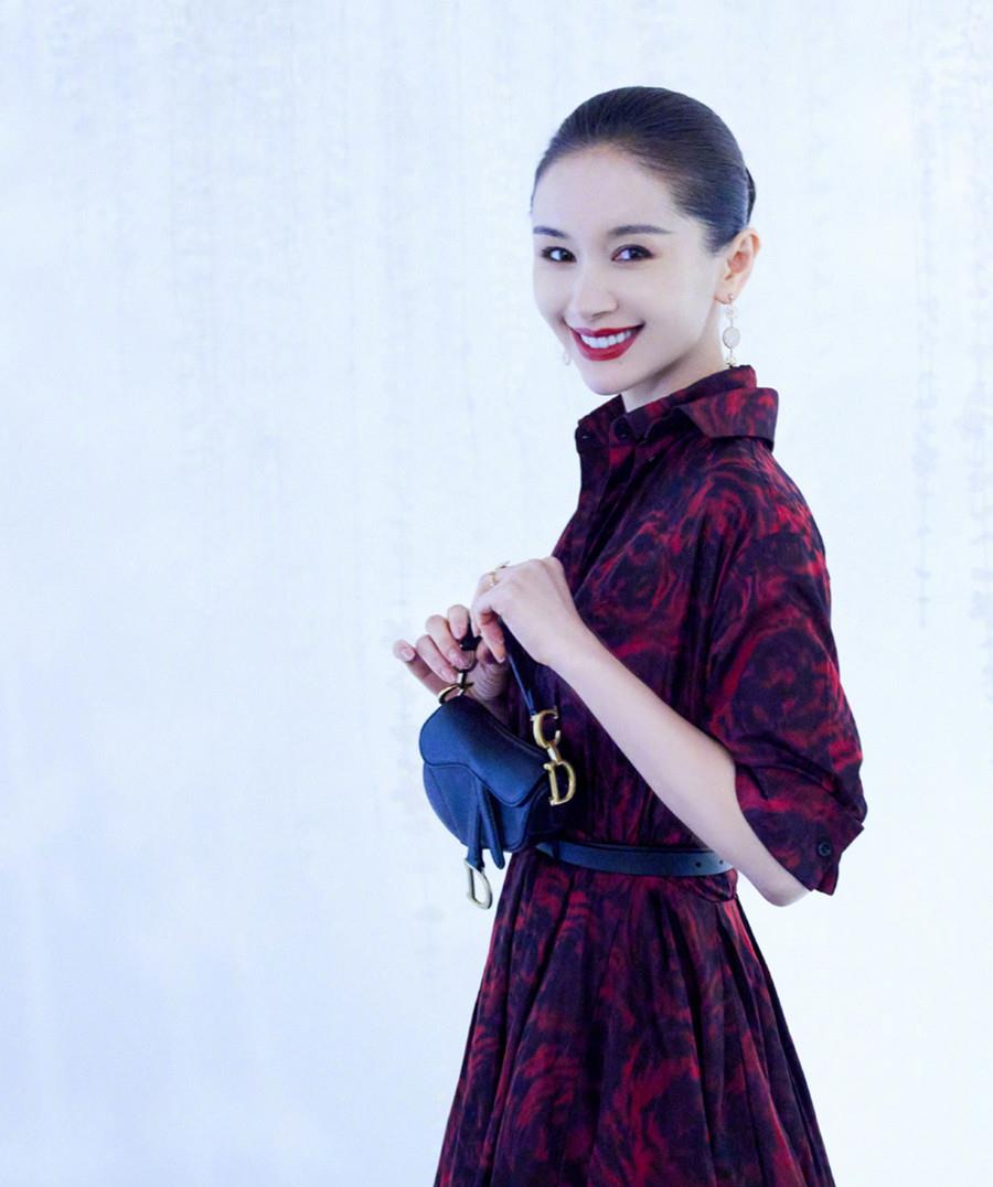 设计|王子文真舍得花钱，机场穿条裙子就要8000，搭配单肩包意外好看